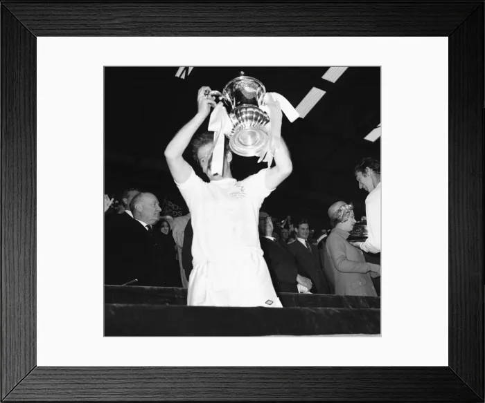 Framed Print : Billy Bremner Leeds United captain holds the cup aloft moment after being presented with Framed Print : Billy Bremner Leeds United captain holds the cup aloft moment after being presented with