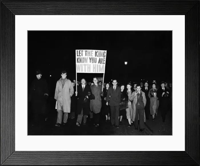 Framed Print : King Edward VIII Abdication Crisis December 1936. Royal supporters marching through Framed Print : King Edward VIII Abdication Crisis December 1936. Royal supporters marching through
