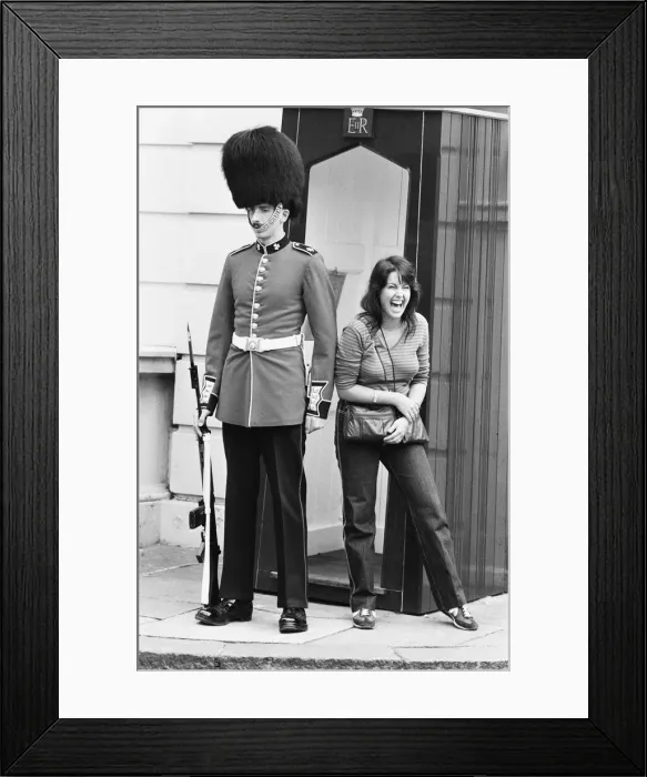 Framed Print : A guardsman standing outside Clarence House, the residence of the Queen Mother Framed Print : A guardsman standing outside Clarence House, the residence of the Queen Mother