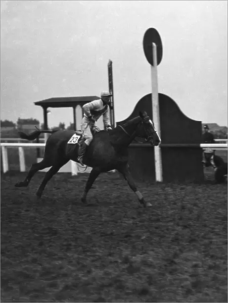Master Robert ridden by Bob Trudgill and trained by Aubrey Hastings