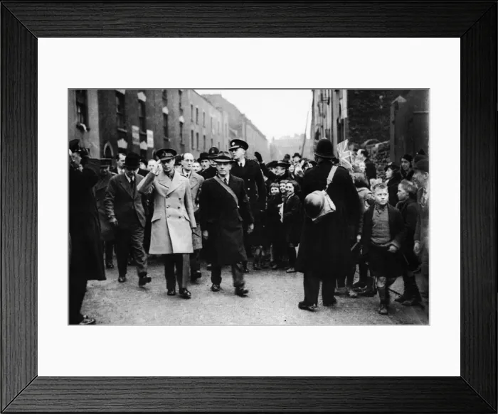Framed Print : King George VI visits the bomb damaged city of Bristol following an air raid Framed Print : King George VI visits the bomb damaged city of Bristol following an air raid