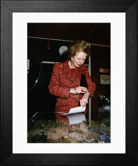 Framed Print : Margaret Thatcher looking at a model of the promised £ Framed Print : Margaret Thatcher looking at a model of the promised £