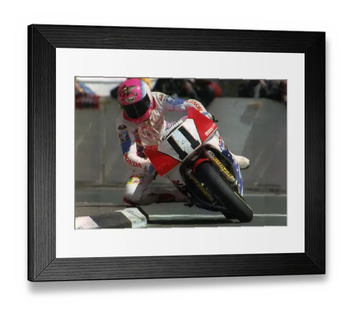Framed Print : Steve Hislop Motorbike Racer and winner of the formula one goes around Quarter Bridge Framed Print : Steve Hislop Motorbike Racer and winner of the formula one goes around Quarter Bridge