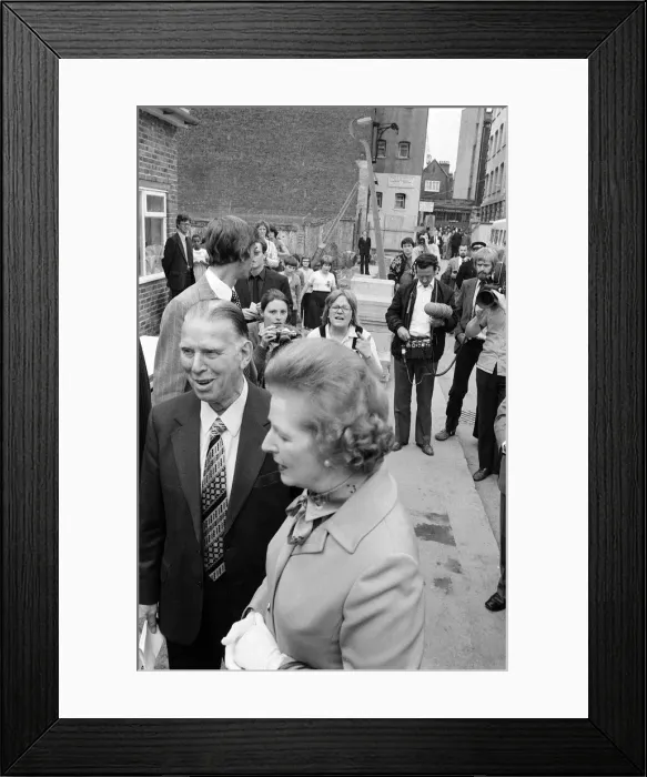 Framed Print : Margaret Thatcher visits Toynbee Hall in the East End singing with a nun July