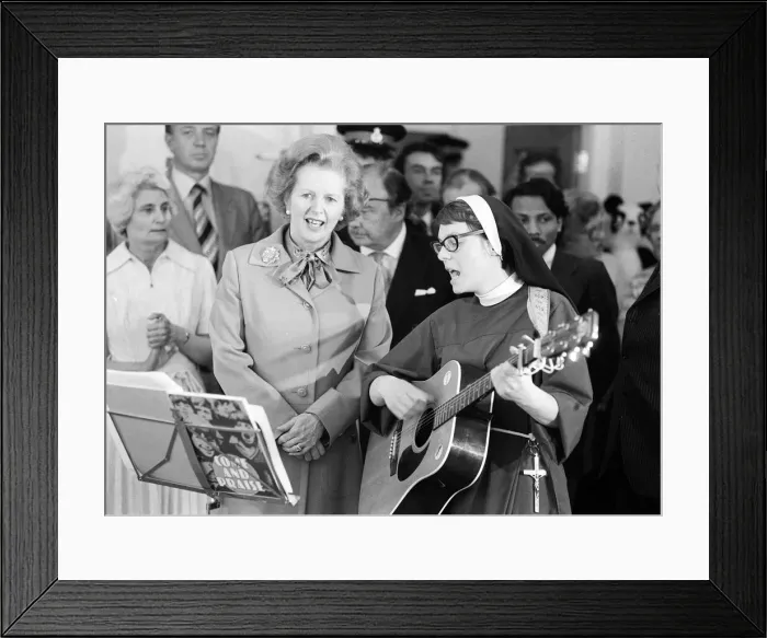 Framed Print : Prime Minister Margaret Thatcher visits Toynbee Hall in the East End