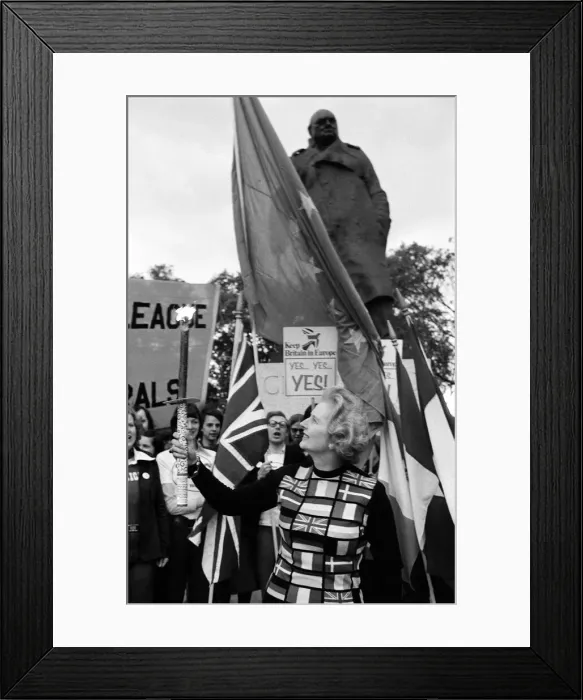 Framed Print : Mrs Margaret Thatcher holding the European flag under the statue of Sir Winston Churchill Framed Print : Mrs Margaret Thatcher holding the European flag under the statue of Sir Winston Churchill