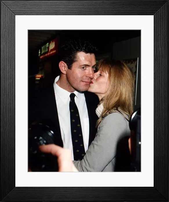 Framed Print : Scotland rugby skipper Gavin Hastings being kissed on the cheek by his wife Diane