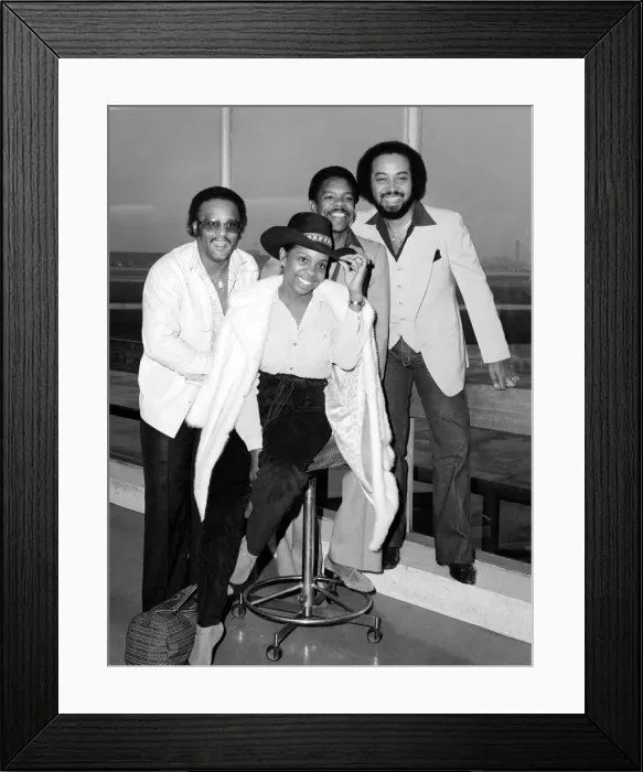 Framed Print : American soul singer Gladys Knight with her backing group The Pips consisting of l-R Framed Print : American soul singer Gladys Knight with her backing group The Pips consisting of l-R