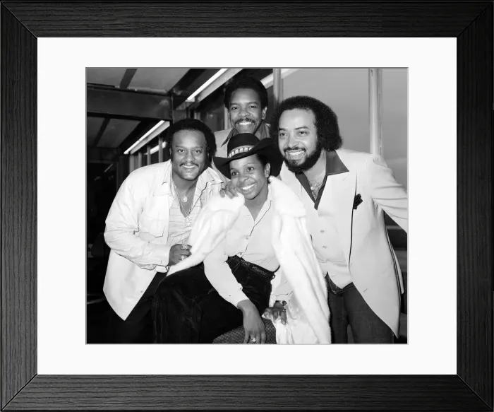 Framed Print : American soul singer Gladys Knight with her backing group The Pips consisting of l-R Framed Print : American soul singer Gladys Knight with her backing group The Pips consisting of l-R