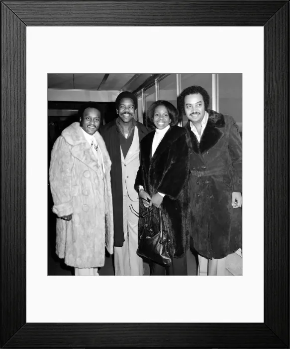 Framed Print : American soul singer Gladys Knight with her backing group The Pips consisting of l-R Framed Print : American soul singer Gladys Knight with her backing group The Pips consisting of l-R