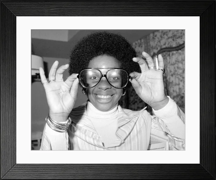 Framed Print : American soul singer Gladys Knight poses for a picture at Inn on the Park in London