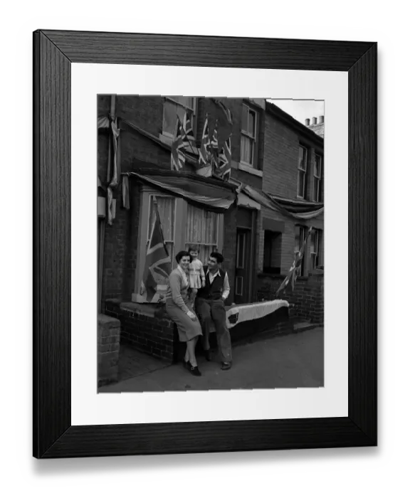 Framed Print : Jack Gardner with his wife and daughter at their home after the had beaten Bruce Woodcock Framed Print : Jack Gardner with his wife and daughter at their home after the had beaten Bruce Woodcock
