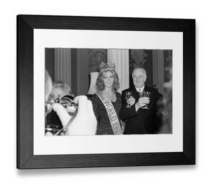 Framed Print : Miss World 1980, Miss Germany Gabriella Brum breakfast photocall with Lord Mayor of
