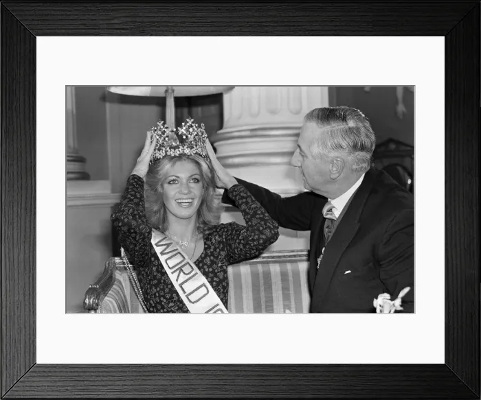 Framed Print : Miss World 1980, Miss Germany Gabriella Brum breakfast photocall with Lord Mayor of