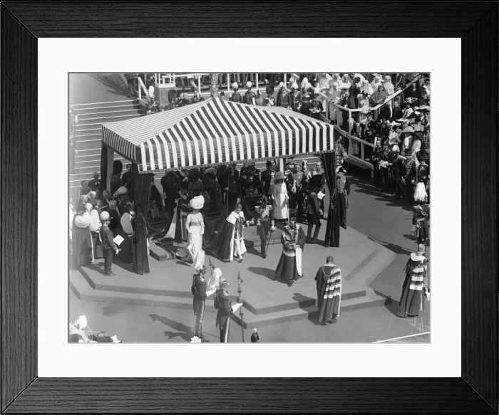 Framed Print : King George V with Prince Edward following the Prince Framed Print : King George V with Prince Edward following the Prince