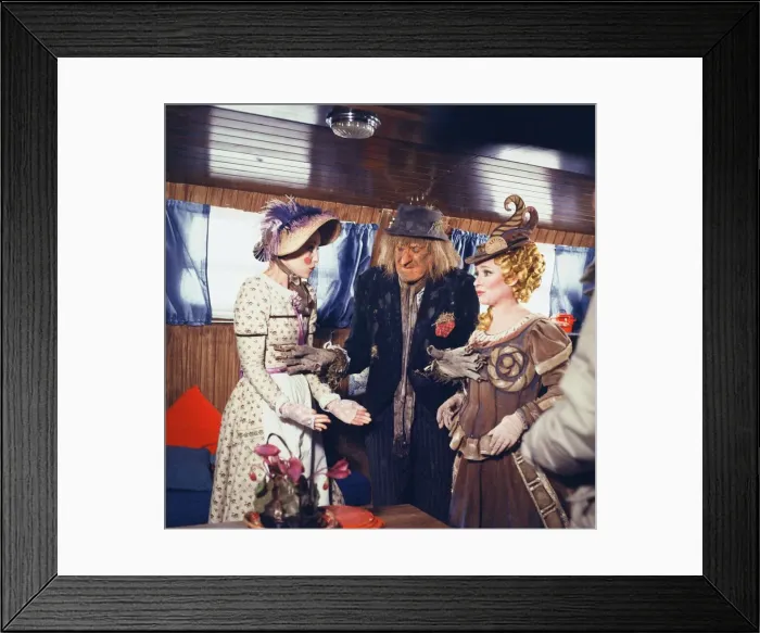Framed Print : Left to Right Una Stubbs as Aunt Sally, Jon Pertwee as Worzel Framed Print : Left to Right Una Stubbs as Aunt Sally, Jon Pertwee as Worzel