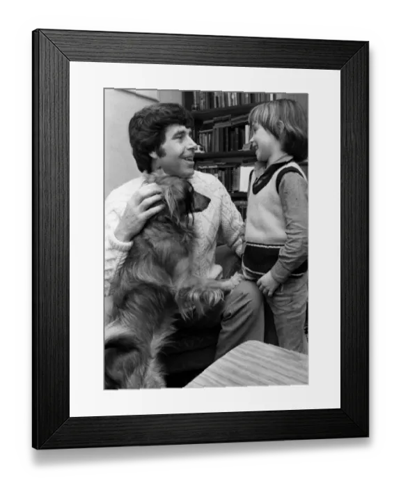 Framed Print : Trade Union Leader Jimmy Reid pictured at his Clydebank home with youngest daughter Julie