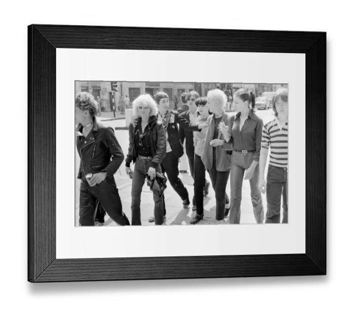 Framed Print : Punk Rockers the Kings Road who clashed with a group of Teddy Boys. London, July 1977 Framed Print : Punk Rockers the Kings Road who clashed with a group of Teddy Boys. London, July 1977