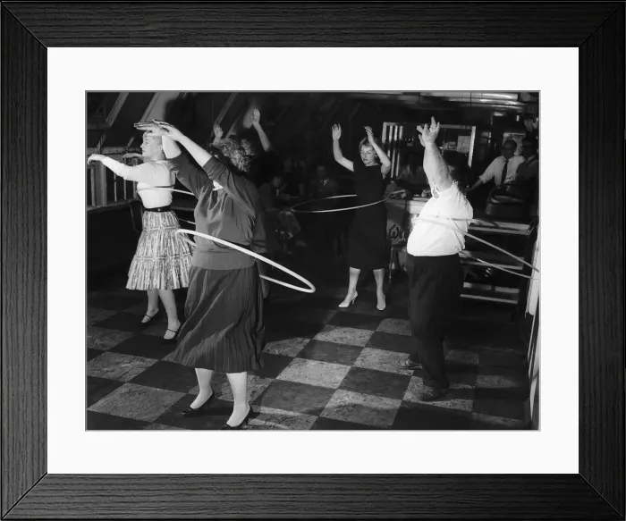 Framed Print : London office workers spent their lunch break learning to hula hoop as the new craze hits Framed Print : London office workers spent their lunch break learning to hula hoop as the new craze hits