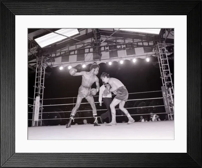 Framed Print : Boxing-Boxing Featherweight champion of the world. Barry McGuigan v Eusebio Pedroza Framed Print : Boxing-Boxing Featherweight champion of the world. Barry McGuigan v Eusebio Pedroza