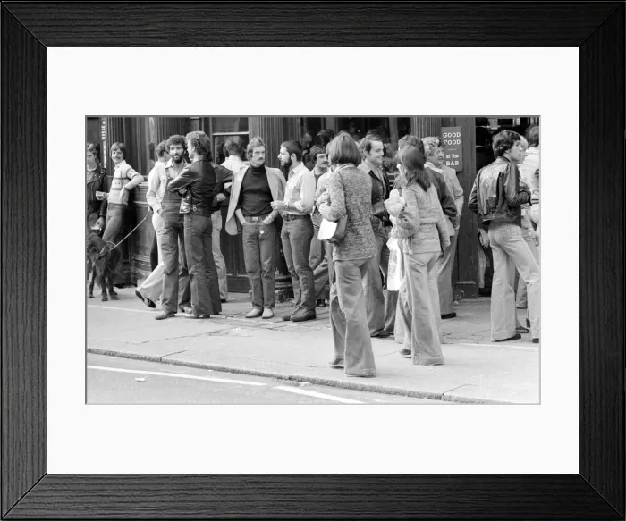 Framed Print : Trendy Kings Road on a Saturday afternoon and not a pair of ordinary trousers or skirt to Framed Print : Trendy Kings Road on a Saturday afternoon and not a pair of ordinary trousers or skirt to