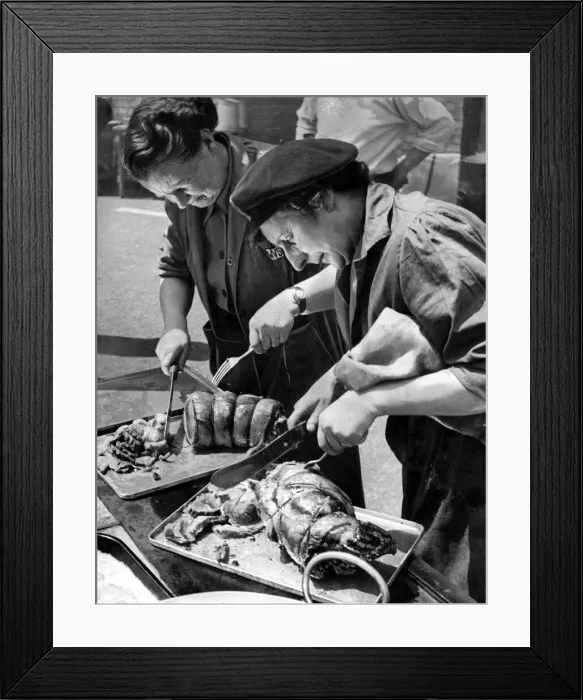 Framed Print : Members of the Womens Voluntary Service carving a joint of meat at Old Montague Street Framed Print : Members of the Womens Voluntary Service carving a joint of meat at Old Montague Street