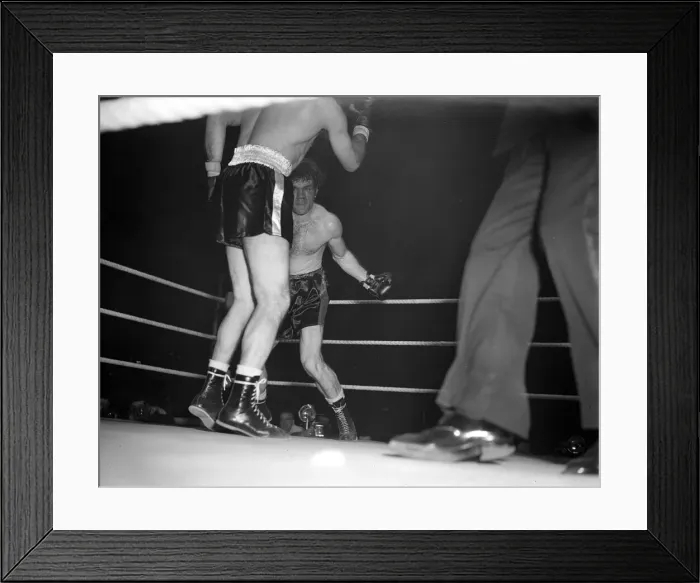 Framed Print : Freddie Mills (right) thows a left at the American Joey Maxim (slapsy Maxi Framed Print : Freddie Mills (right) thows a left at the American Joey Maxim (slapsy Maxi