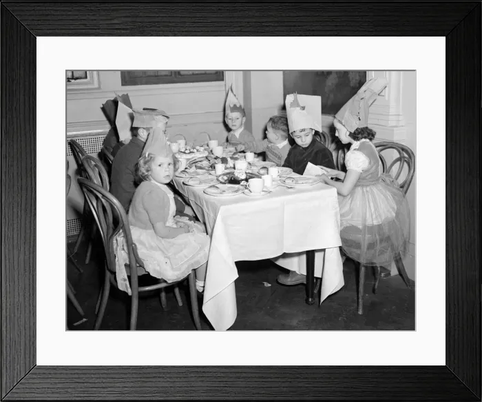 Framed Print : Children at the yearly Daily Mirror Christmas Childrens Party tuck into their tea