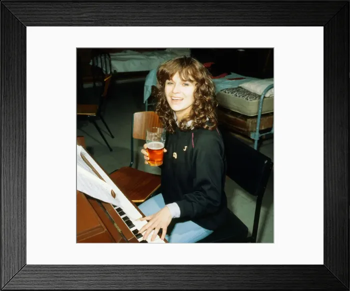 Framed Print : Julie Walters sitting at piano January 1986 Framed Print : Julie Walters sitting at piano January 1986