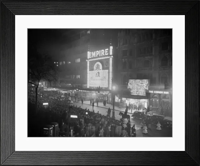 Framed Print : The crowds outside the Empire Leicester Square, London Framed Print : The crowds outside the Empire Leicester Square, London