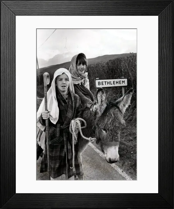 Framed Print : Christmas - Christmas arrives early in West Wales as nine-year-old Josie Olsen Framed Print : Christmas - Christmas arrives early in West Wales as nine-year-old Josie Olsen