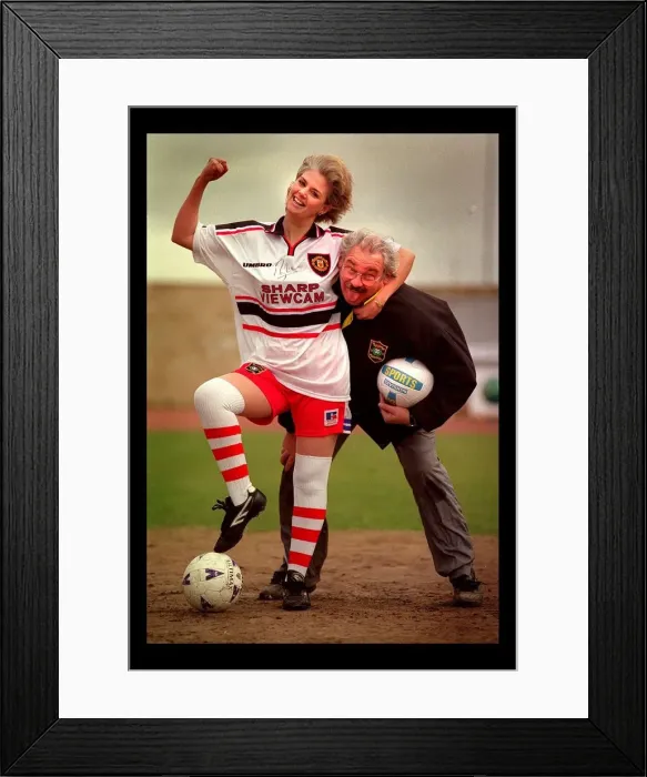 Framed Print : Lesley Fitzsimons actress with Jim Leishman March 1998 PIC BY CHRIS WATT Framed Print : Lesley Fitzsimons actress with Jim Leishman March 1998 PIC BY CHRIS WATT