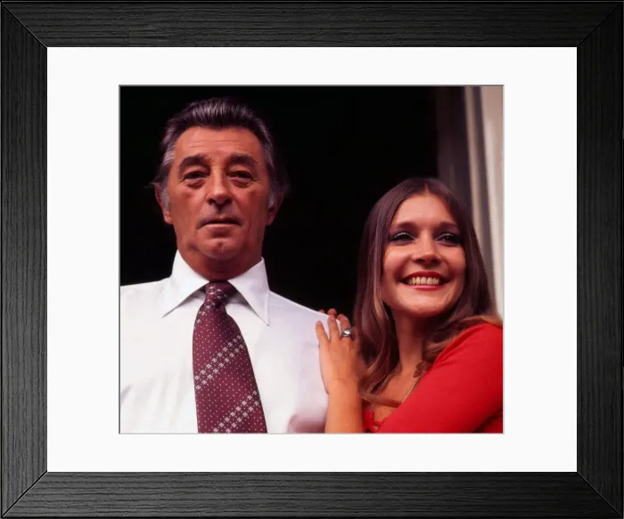 Framed Print : Robert Mitchum with actress Judy Buxton 1977 Framed Print : Robert Mitchum with actress Judy Buxton 1977