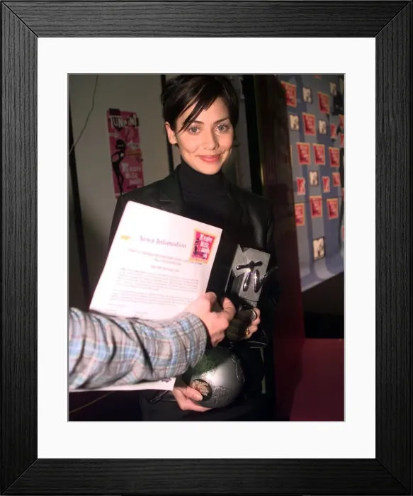 Framed Print : Pop star Natalie Imbruglia picks up her award at the MTV Music Video Awards ceremony in Framed Print : Pop star Natalie Imbruglia picks up her award at the MTV Music Video Awards ceremony in