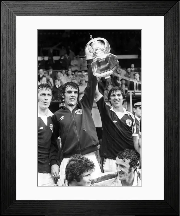 Framed Print : Scotland footballer Joe Jordan holds aloft the British International Football trophy with