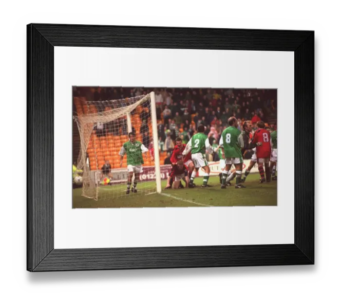 Framed Print : Aberdeen v Hibernian Scottish Premier match at Pittodrie Stadium 28th December 1996