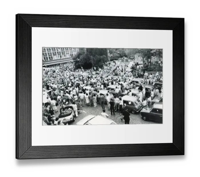 Framed Print : Hundred of honking, hooting Minis delighted holiday crowds by turning the centre of
