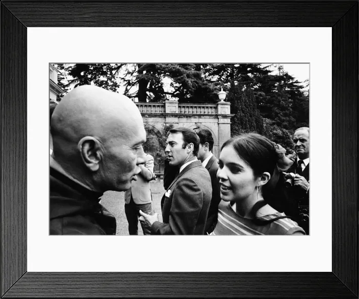 Framed Print : Actress Vivienne Ventura talks to Yul Brynner with Jimmy Greaves (centre Framed Print : Actress Vivienne Ventura talks to Yul Brynner with Jimmy Greaves (centre