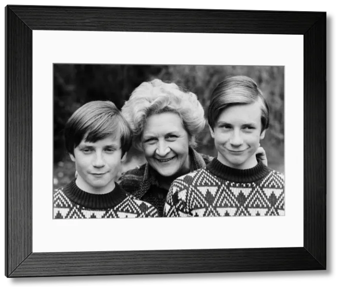 Framed Print : Molly Sugden with husband Bill and their twin sons Simon and Robin. 25th May 1978