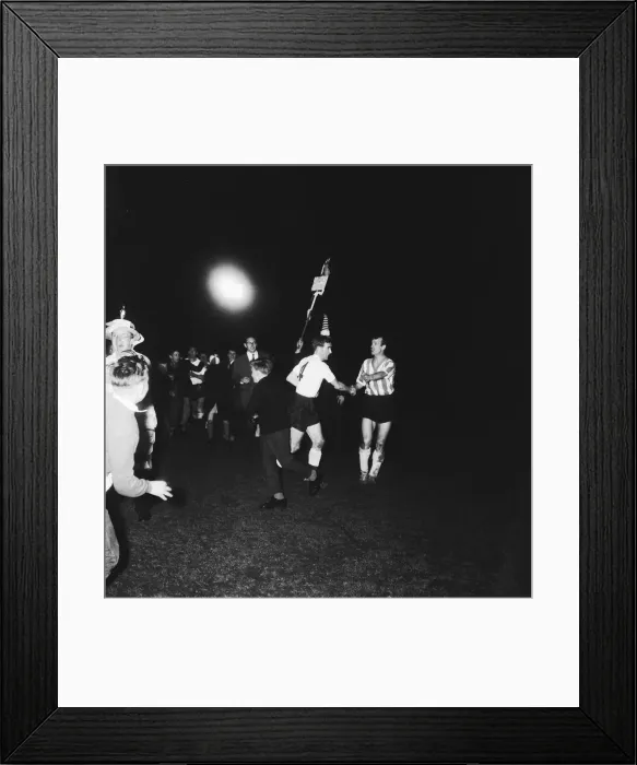 Framed Print : 1960 1961 Tottenham Hotspur Double Winning Season. Spurs captain Danny Blanchflower Framed Print : 1960 1961 Tottenham Hotspur Double Winning Season. Spurs captain Danny Blanchflower