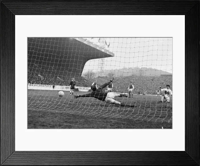 Framed Print : FA Cup Third Round match at Hillsborough Sheffield Wednesday 1-1 Leeds United