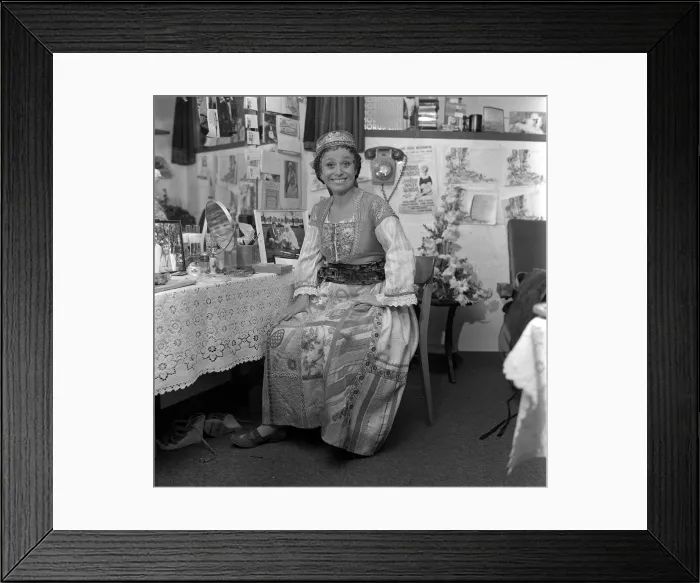 Framed Print : Barbara Windsor, actress takes a break from rehearsal, she is playing the role of Marion