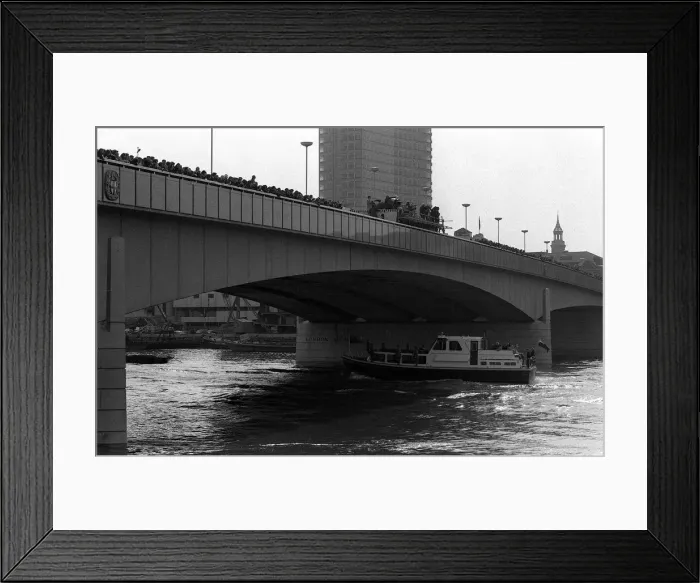 Framed Print : Queen Elizabeth II March 1973 Opens new London Bridge Here the Queen