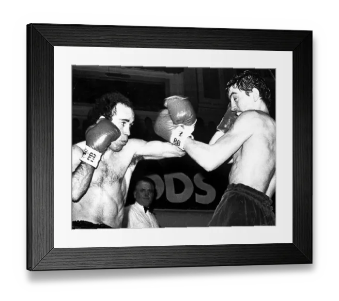 Framed Print : Barry McGuigan v Angel Oliver Boxing Match February 1982 Barry McGuigan (right)