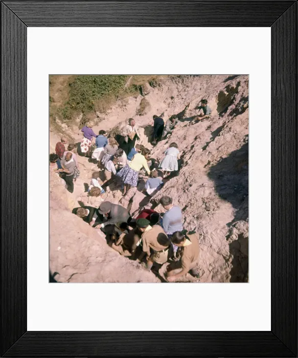Framed Print : Holidaymakers scratching out the coloured sands from the cliff face at Alum Bay Framed Print : Holidaymakers scratching out the coloured sands from the cliff face at Alum Bay