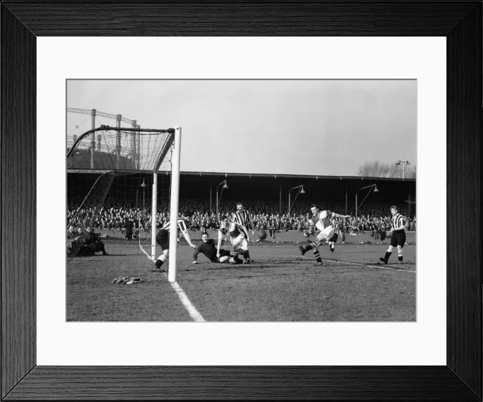 Framed Print : FA Cup Quarter Final Replay at Eastville Stadium. Bristol Rovers 1 v Newcastle Framed Print : FA Cup Quarter Final Replay at Eastville Stadium. Bristol Rovers 1 v Newcastle