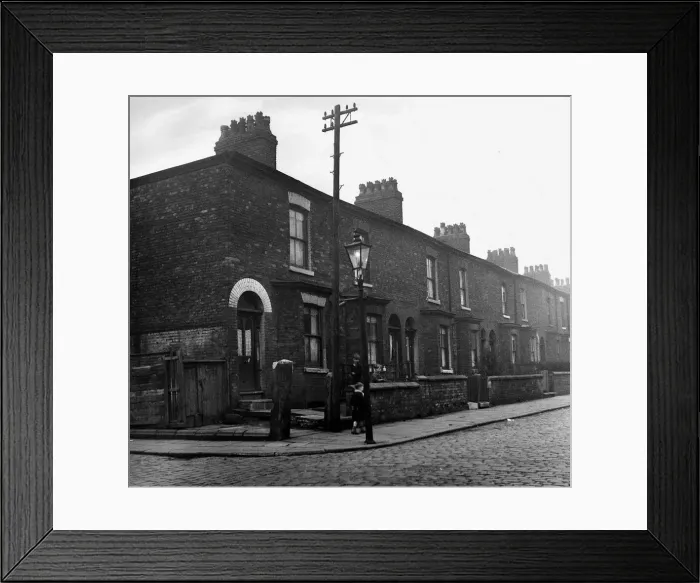 Framed Print : Manchester Street with cobbled stoned road April 1952 Framed Print : Manchester Street with cobbled stoned road April 1952