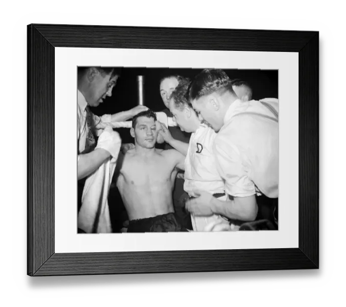 Framed Print : Freddie Mills v Bruce Woodcock in 1950 Woodcock sustaining a large cut eye for his