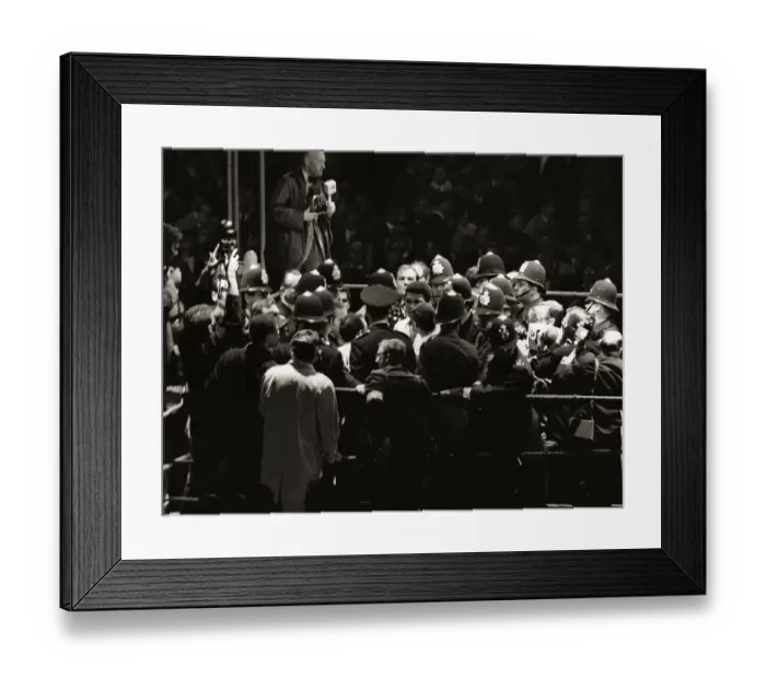 Framed Print : World heavyweight title fight between American champion Cassius Clay Framed Print : World heavyweight title fight between American champion Cassius Clay