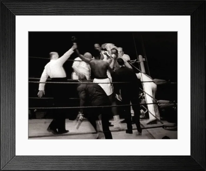 Framed Print : World heavyweight title fight between American champion Muhammad Ali